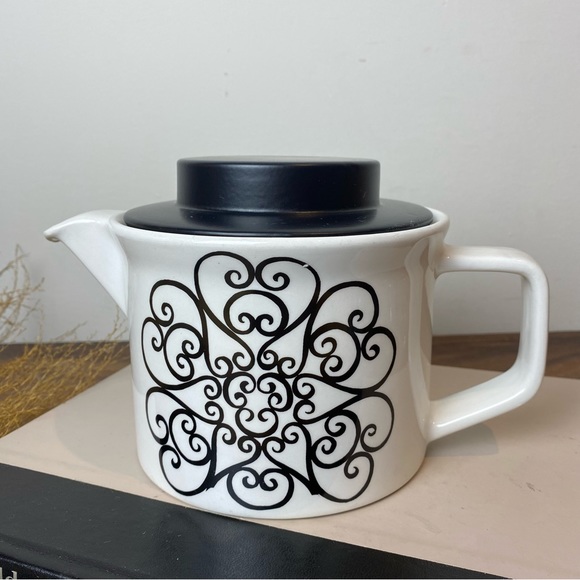 Johnson Bros England MCM Teapot, Medallion Design - Picture 2 of 12
